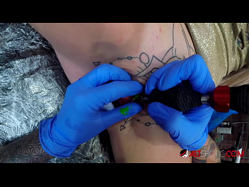 ❤️ E dashura jashtëzakonisht e bërë me tatuazhe, Sully Savage, bëri një tatuazh në klitorisin e saj ️ Porno e vështirë në sq.redpornpictures.ru ❌️❤